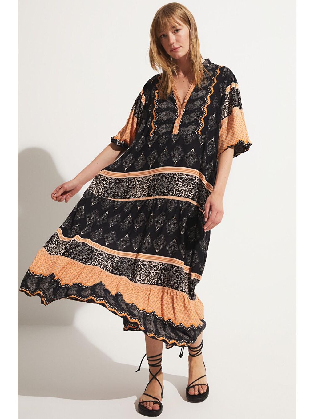 Siyah Kadın Desenli Rahat Kesim V Yaka Maxi Elbise