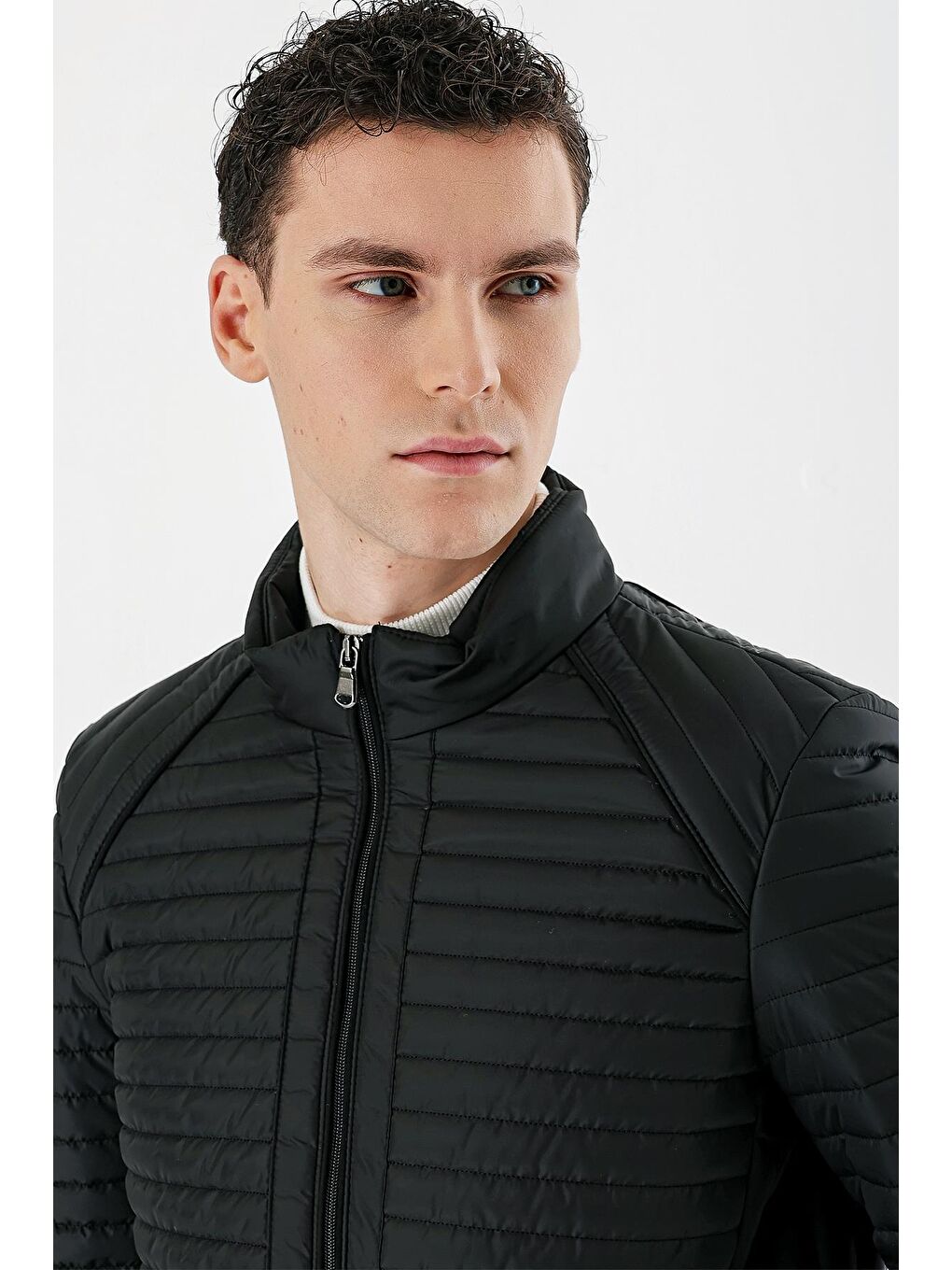 Siyah Kapitone Dolumlu Dik Yaka Astarlı Slim Fit Dar Kesim Casual Şişme Mont 1007235264-4