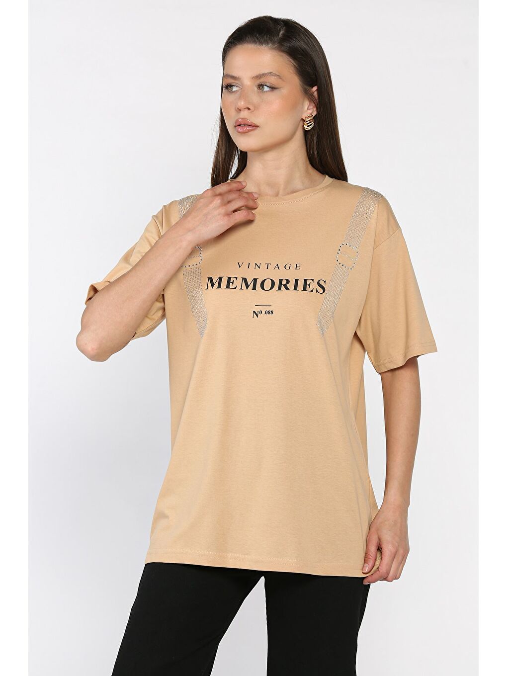 Bej Bisiklet Yaka Baskılı Taşlı Kadın Tişört-1