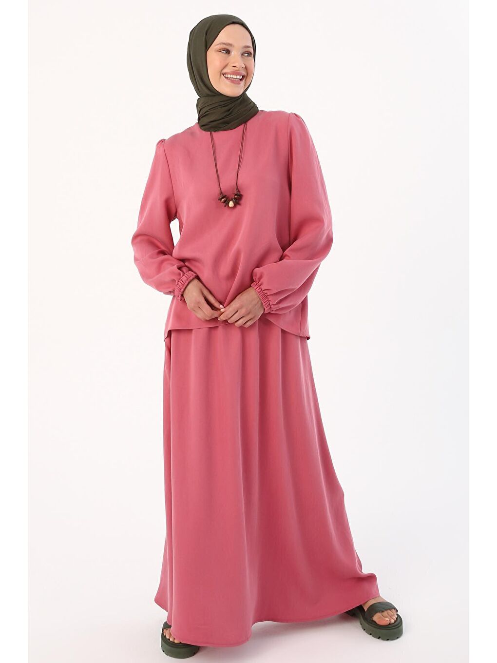 Pembe Gül Kolyeli Büzgülü Kollu Rahat Kalıp Etekli Takım