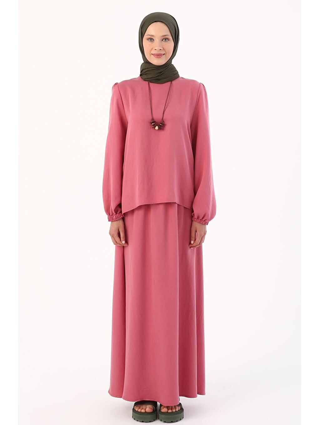 Pembe Gül Kolyeli Büzgülü Kollu Rahat Kalıp Etekli Takım-1