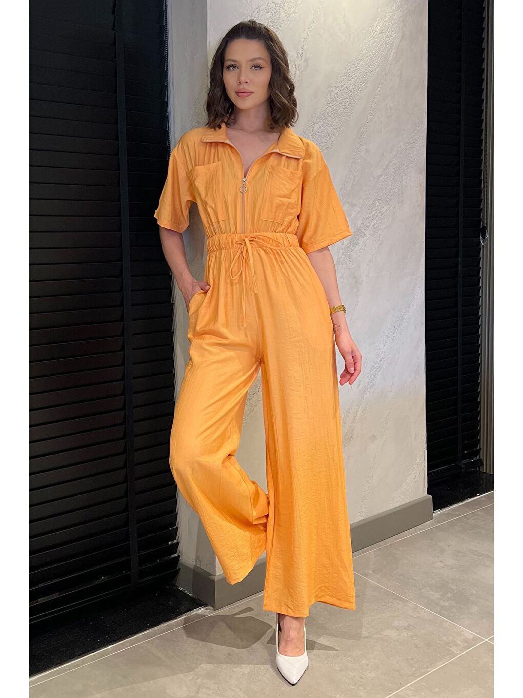 Kahverengi Yarım Fermuarlı Bel Lastikli Kısa Kol Tulum-1