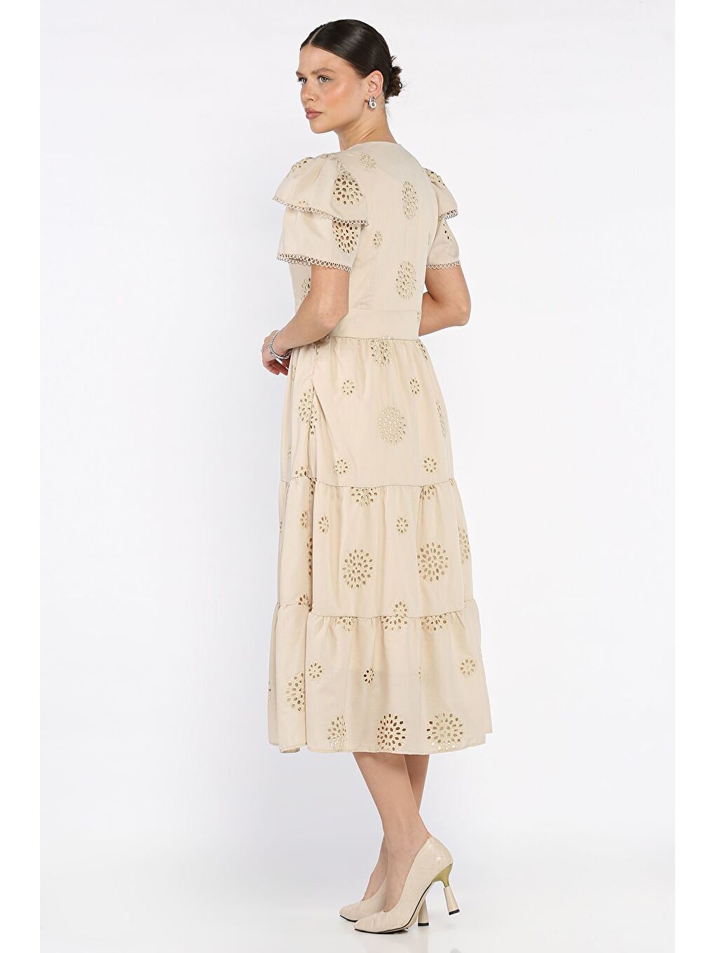 Bej Kadın V Yaka Ön Düğme Detaylı Fistolu Fırfırlı Elbise-2