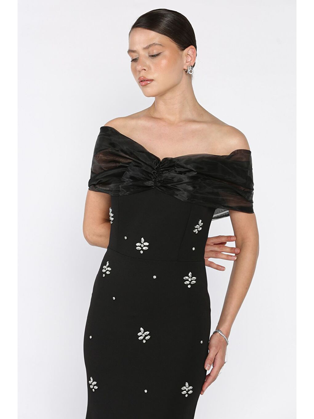 Siyah Tül Detaylı Taşlı Straplez Abiye Elbise-3