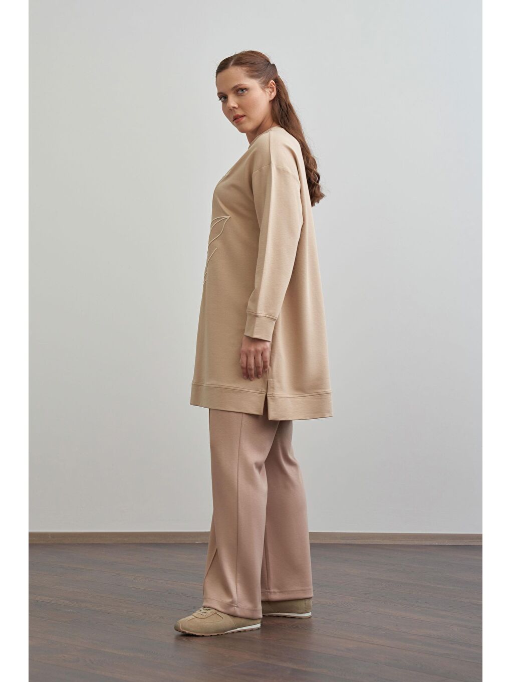 Bej-Yumuşak Dokulu Büyük Beden Nakışlı Sweatshirt-1