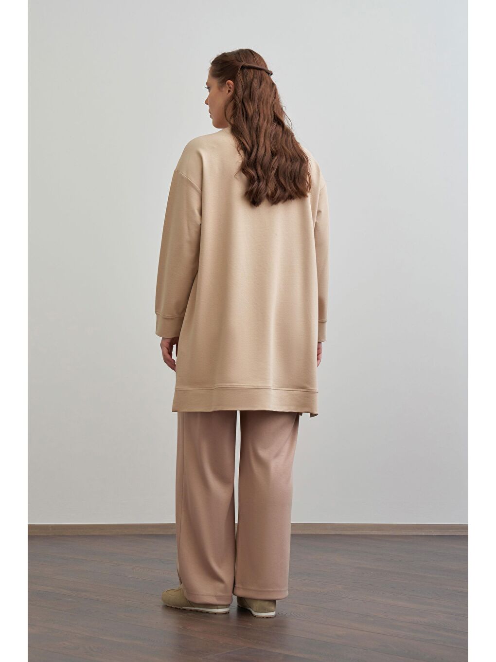 Bej-Yumuşak Dokulu Büyük Beden Nakışlı Sweatshirt-2