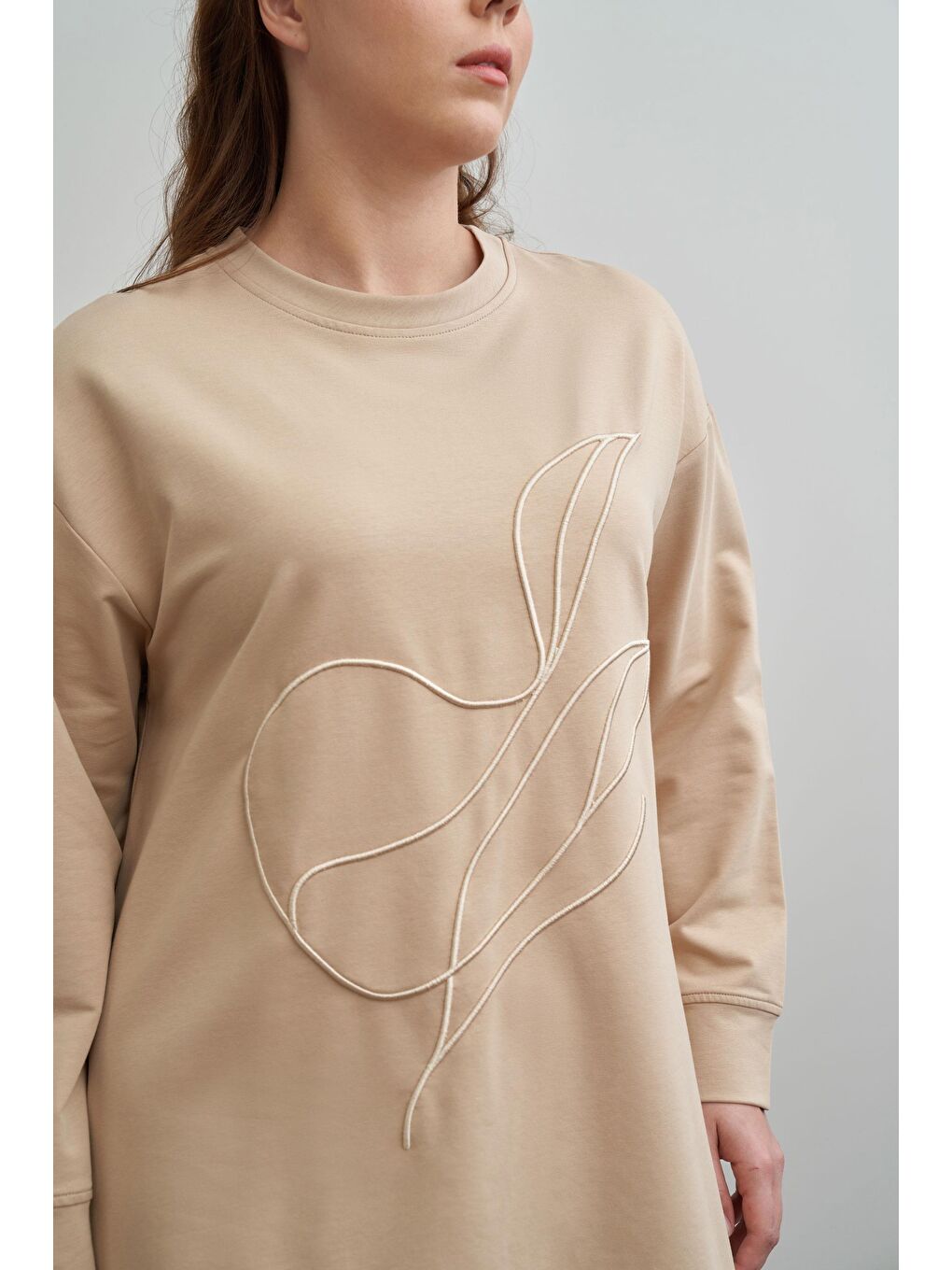 Bej-Yumuşak Dokulu Büyük Beden Nakışlı Sweatshirt-3