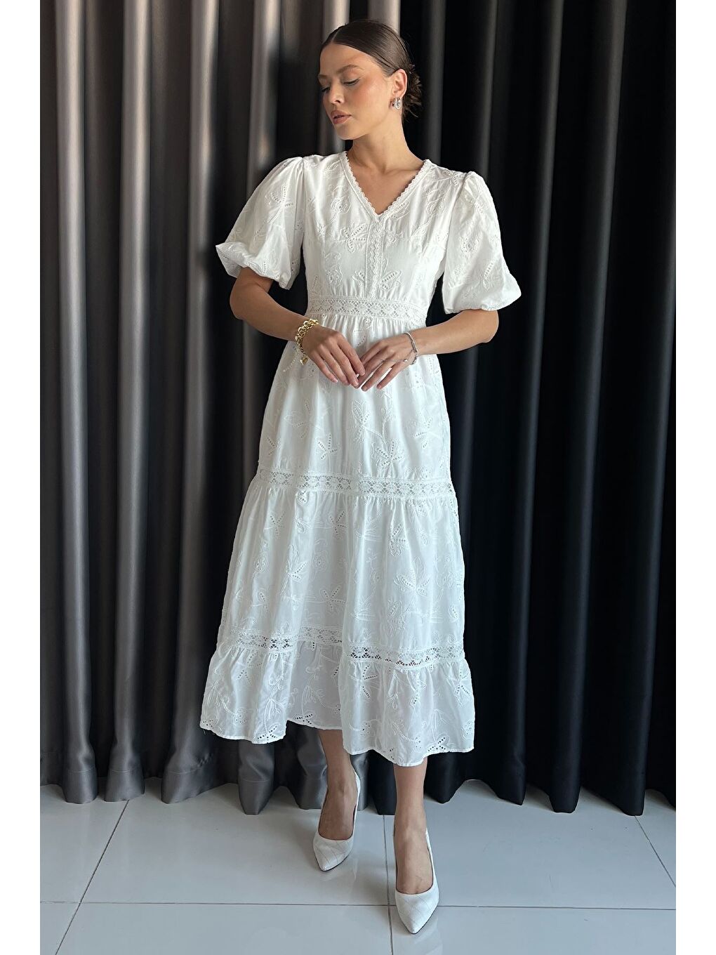 Beyaz Kadın V Yaka Balon Kol Fırfırlı Brode Elbise-1