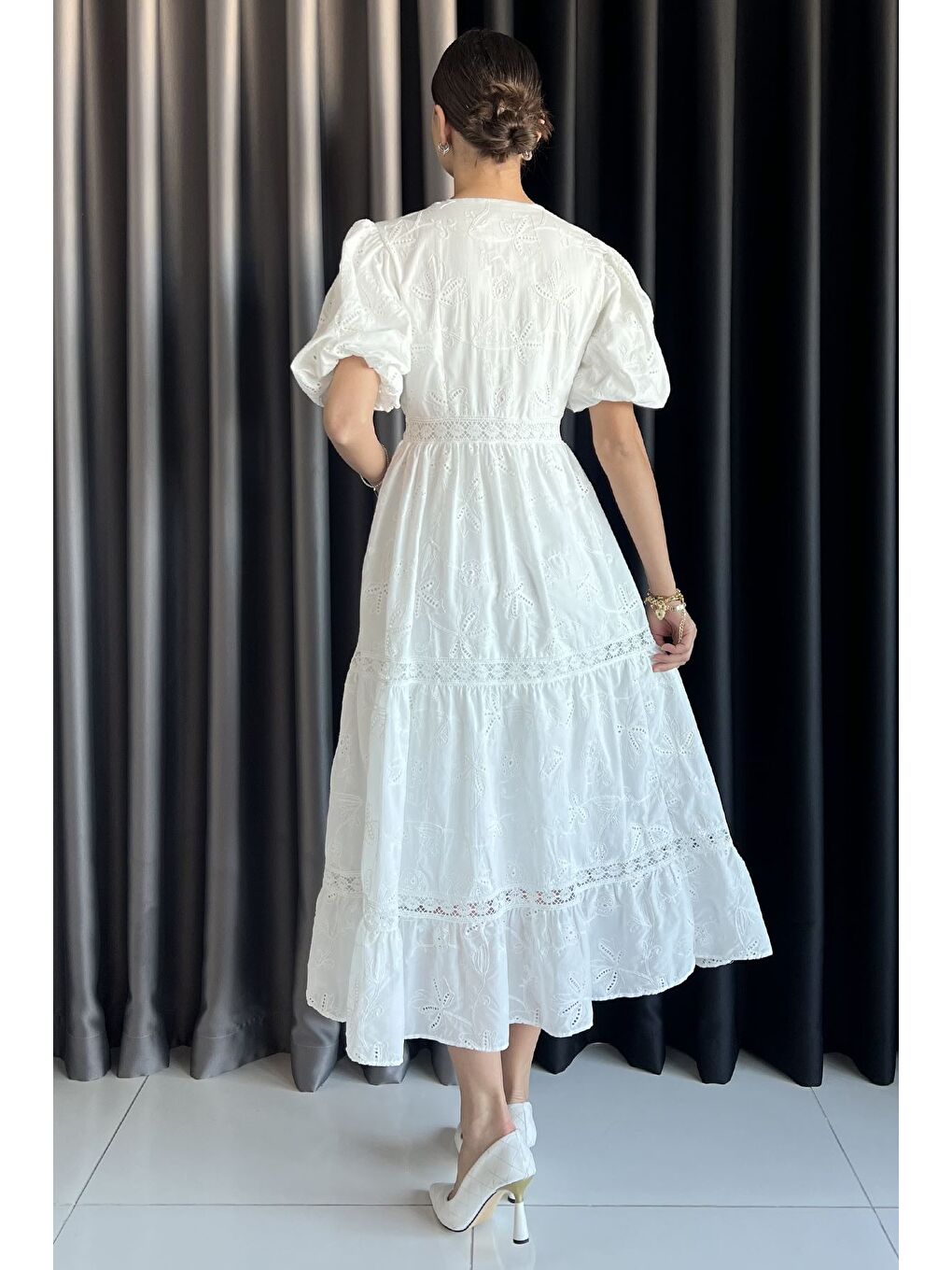 Beyaz Kadın V Yaka Balon Kol Fırfırlı Brode Elbise-2