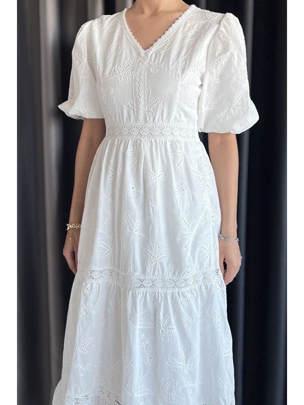 Beyaz Kadın V Yaka Balon Kol Fırfırlı Brode Elbise-3
