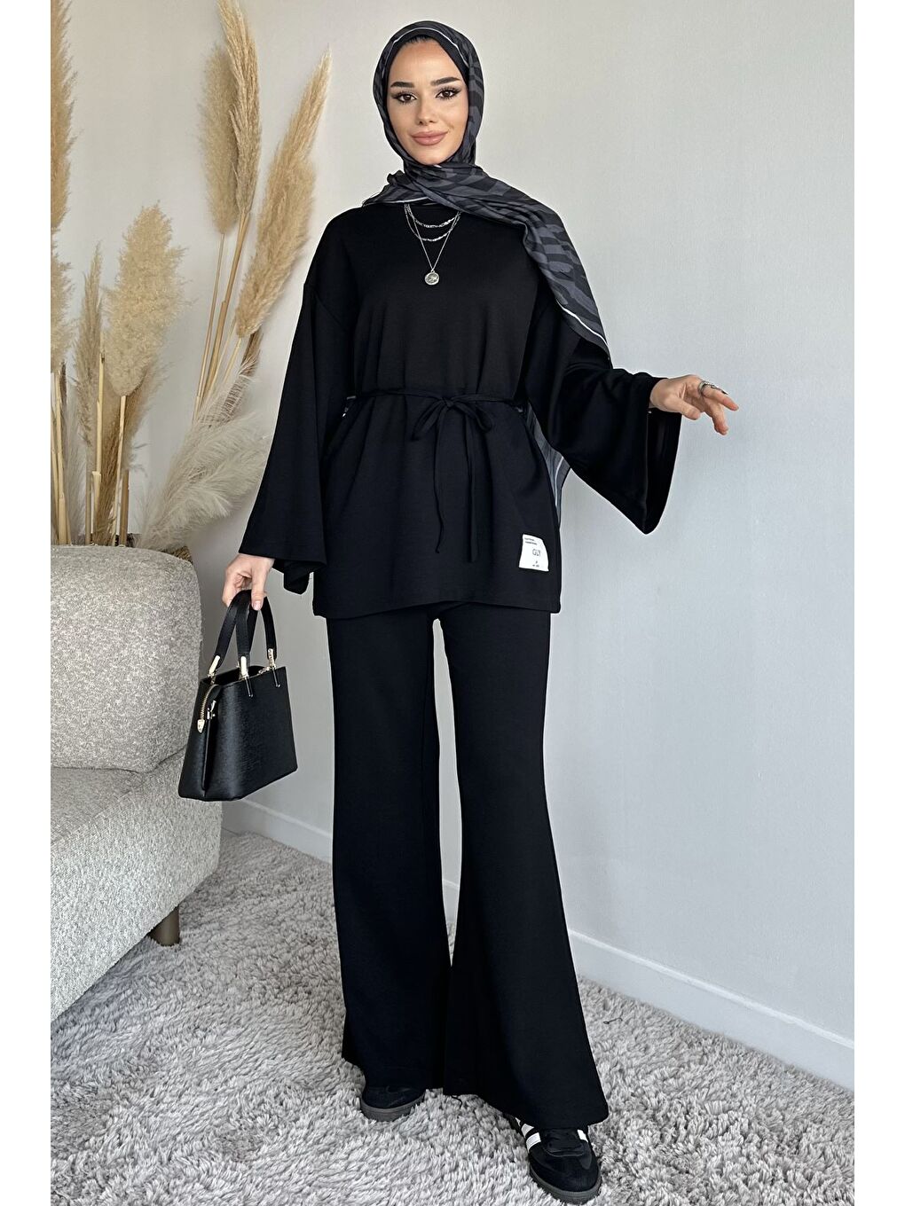 Siyah Amblem Detaylı Tunik Bel Lastikli Pantolon Tesettür İkili Takım-2