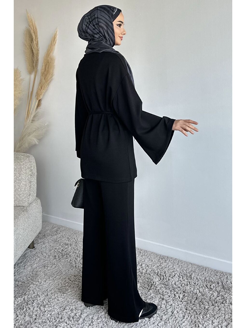 Siyah Amblem Detaylı Tunik Bel Lastikli Pantolon Tesettür İkili Takım-4