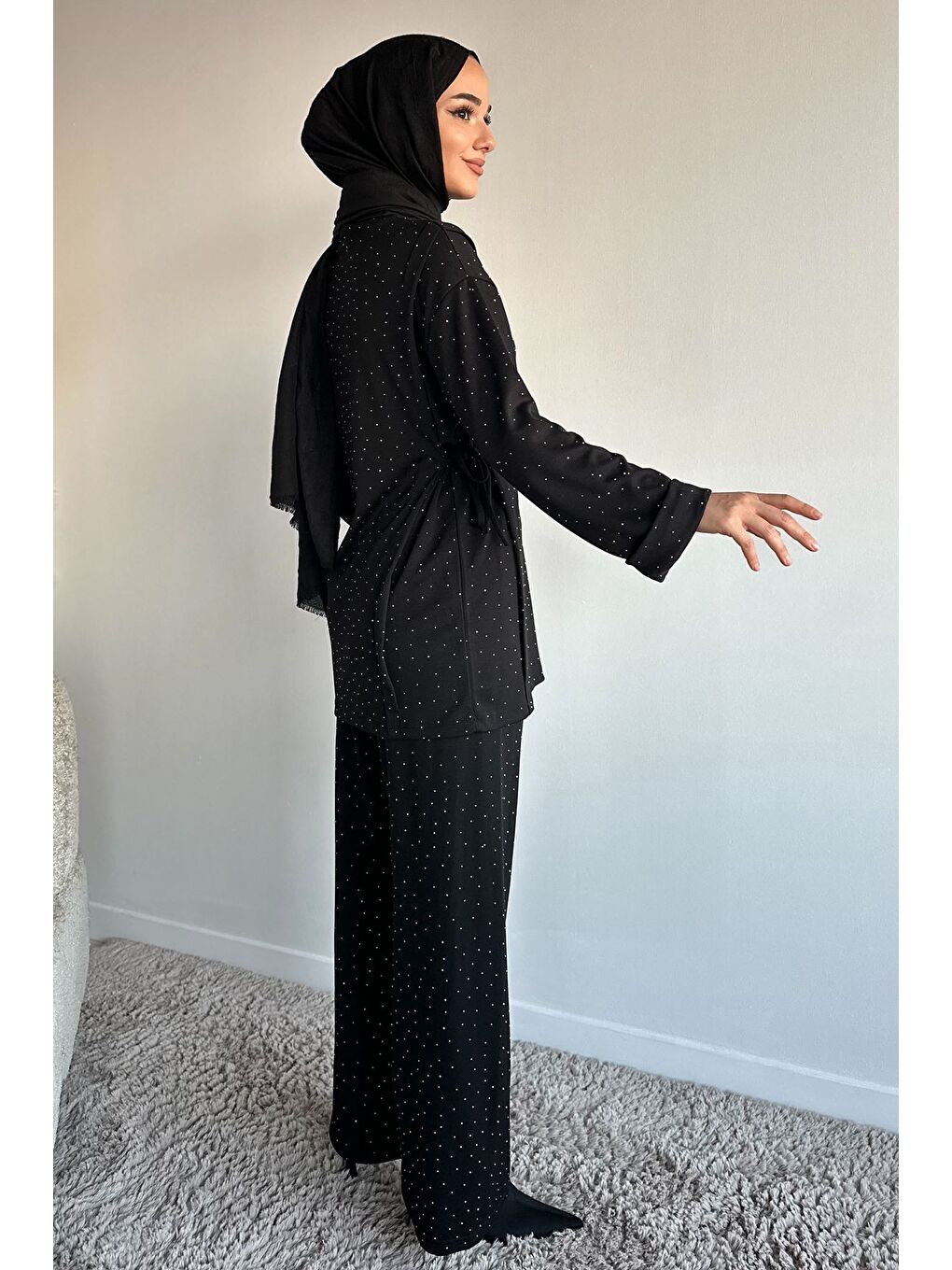 Siyah Bisiklet Yaka Yan Bağlamalı Taşlı Tesettür Tunik Bel Lastikli Pantolon İkili Takım-5