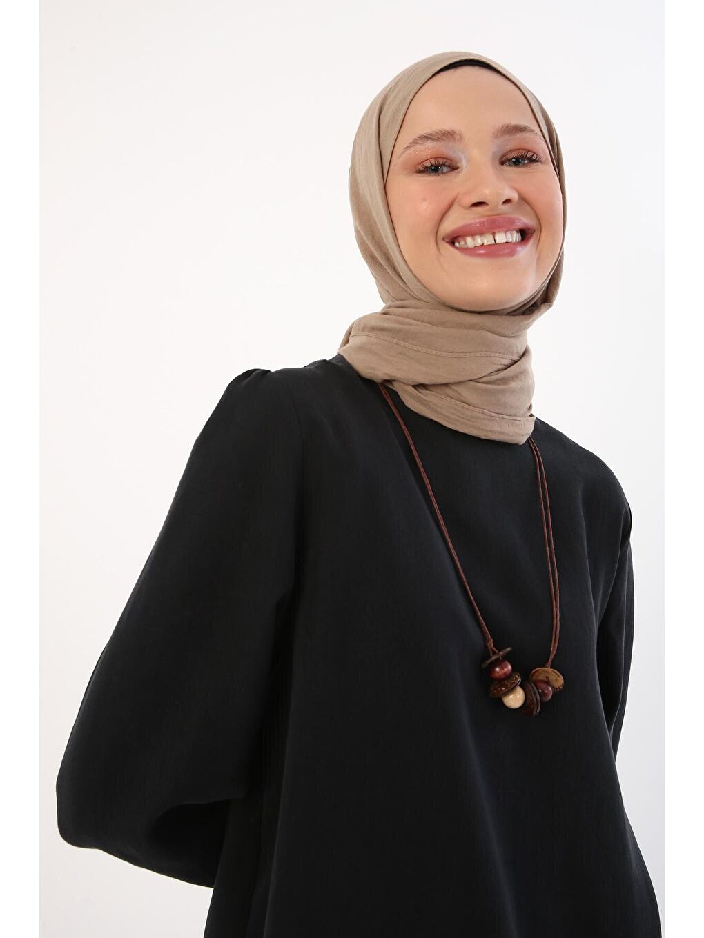 Siyah Kolyeli Büzgülü Kollu Rahat Kalıp Etekli Takım