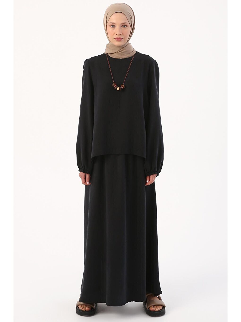 Siyah Kolyeli Büzgülü Kollu Rahat Kalıp Etekli Takım-1