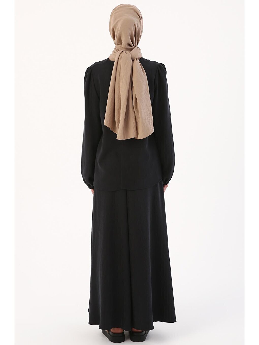 Siyah Kolyeli Büzgülü Kollu Rahat Kalıp Etekli Takım-3