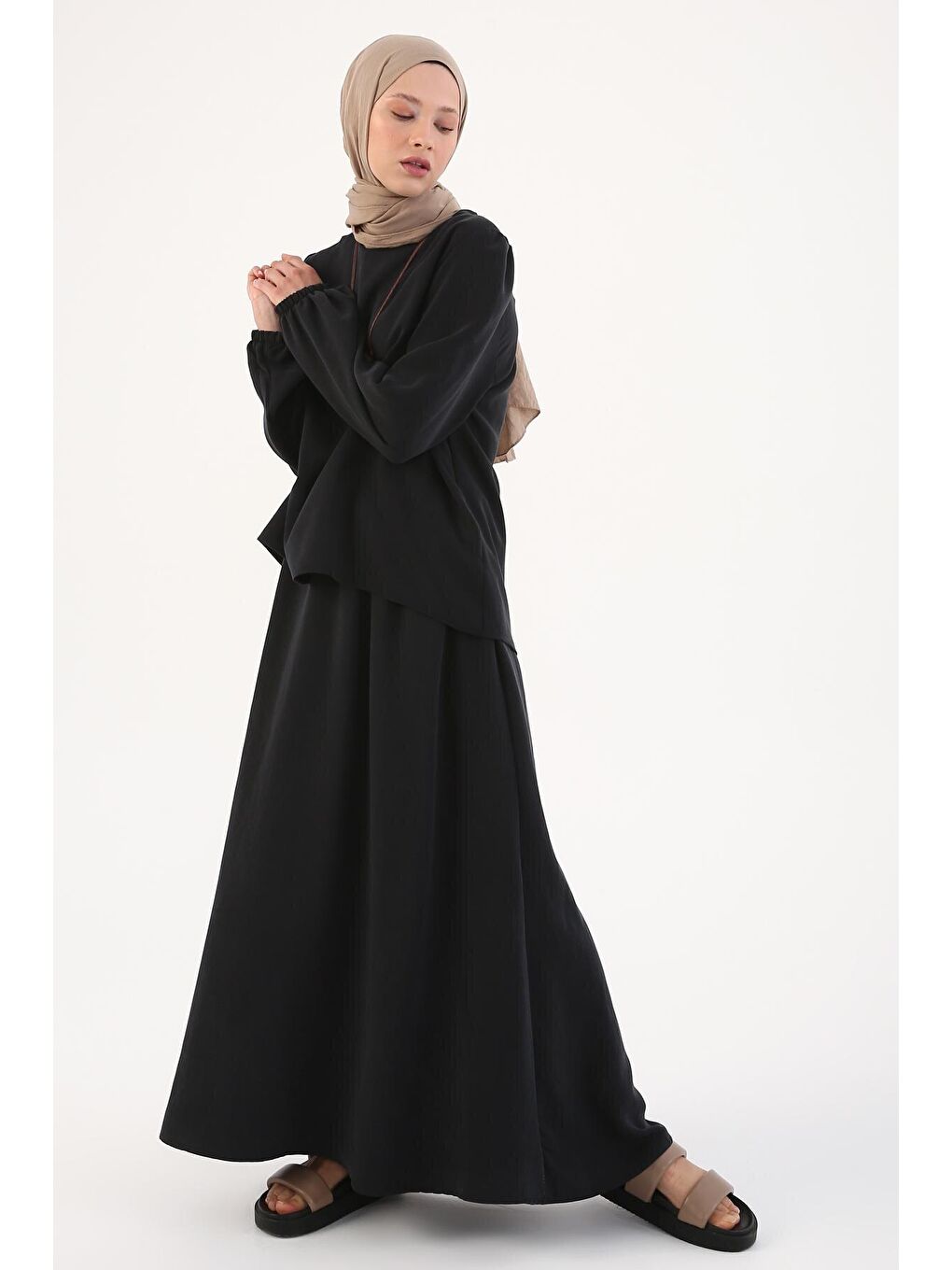 Siyah Kolyeli Büzgülü Kollu Rahat Kalıp Etekli Takım-4