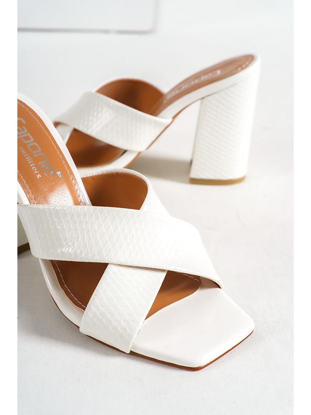 Beyaz 015 Topuklu Küt Burun Kadın Terlik-1