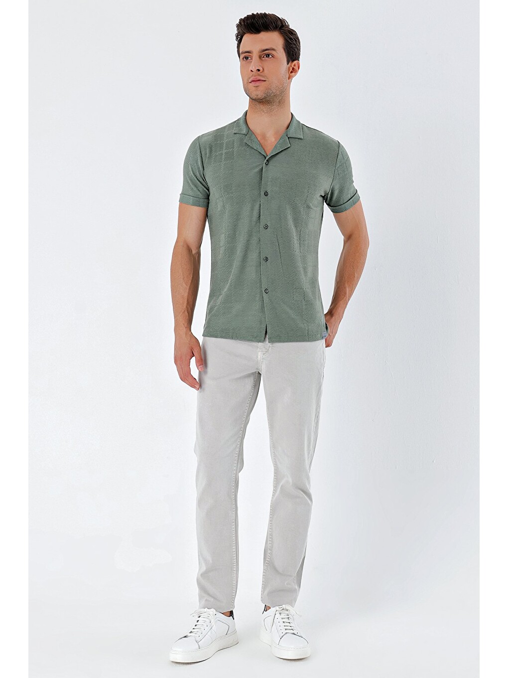 Koyu Haki Kısa Kollu Desenli Jakarlı Apaş Yaka Cepsiz Casual Slim Fit Dar Kesim Gömlek 1004230152-3