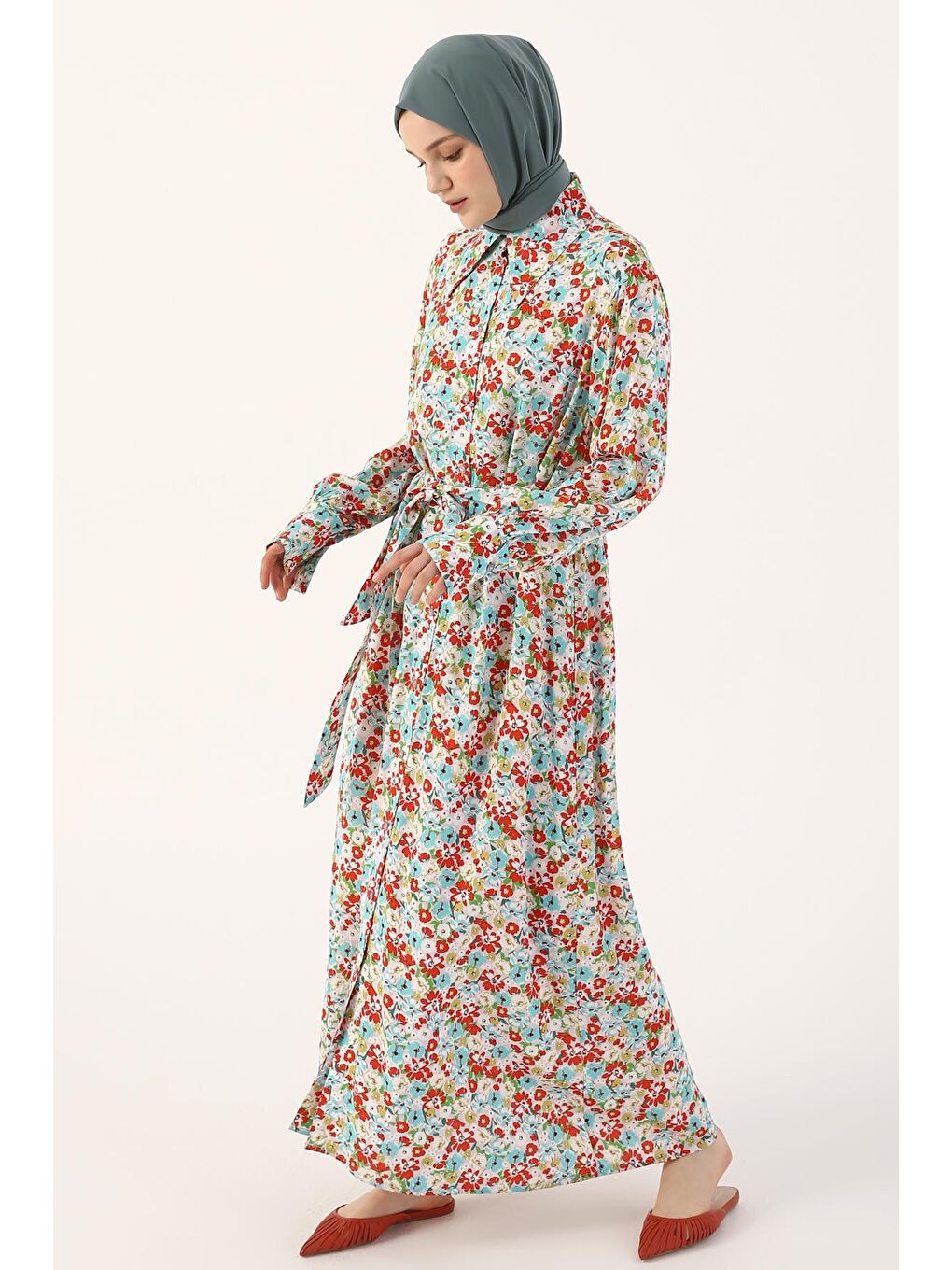 Gri-Kırmızı Eteği Volanlı Desenli Kuşaklı Gömlek Elbise