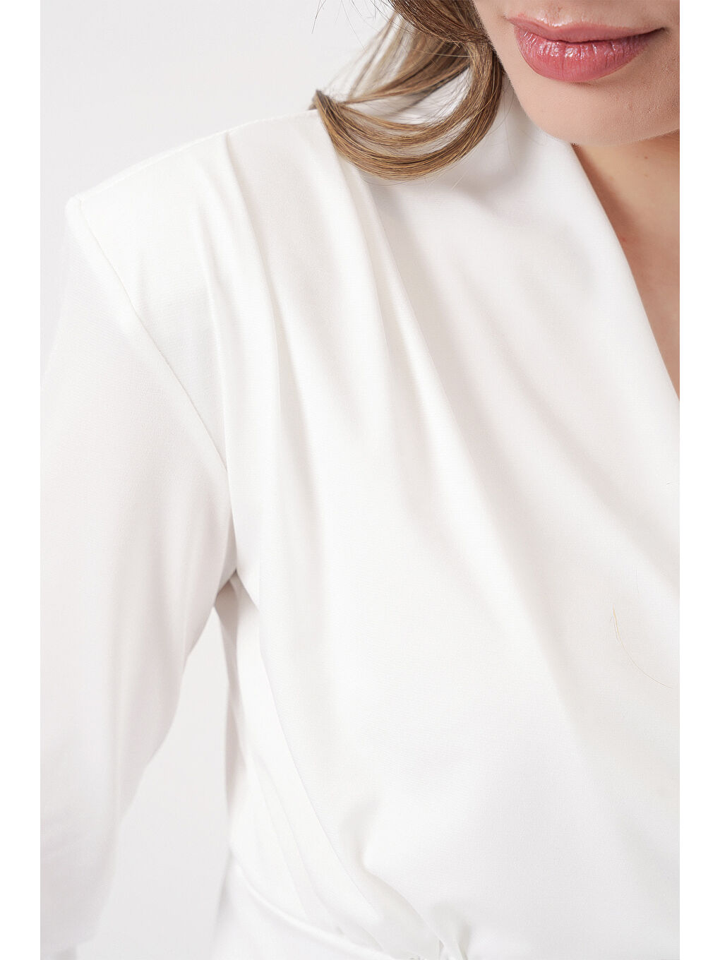 Kadın Omuz Vatkalı Kruvaze Yaka Bluz 942 - Beyaz-5