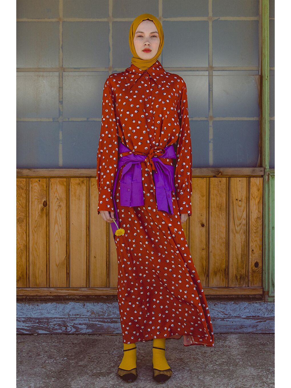 Kırmızı-Beyaz Eteği Volanlı Desenli Kuşaklı Gömlek Elbise