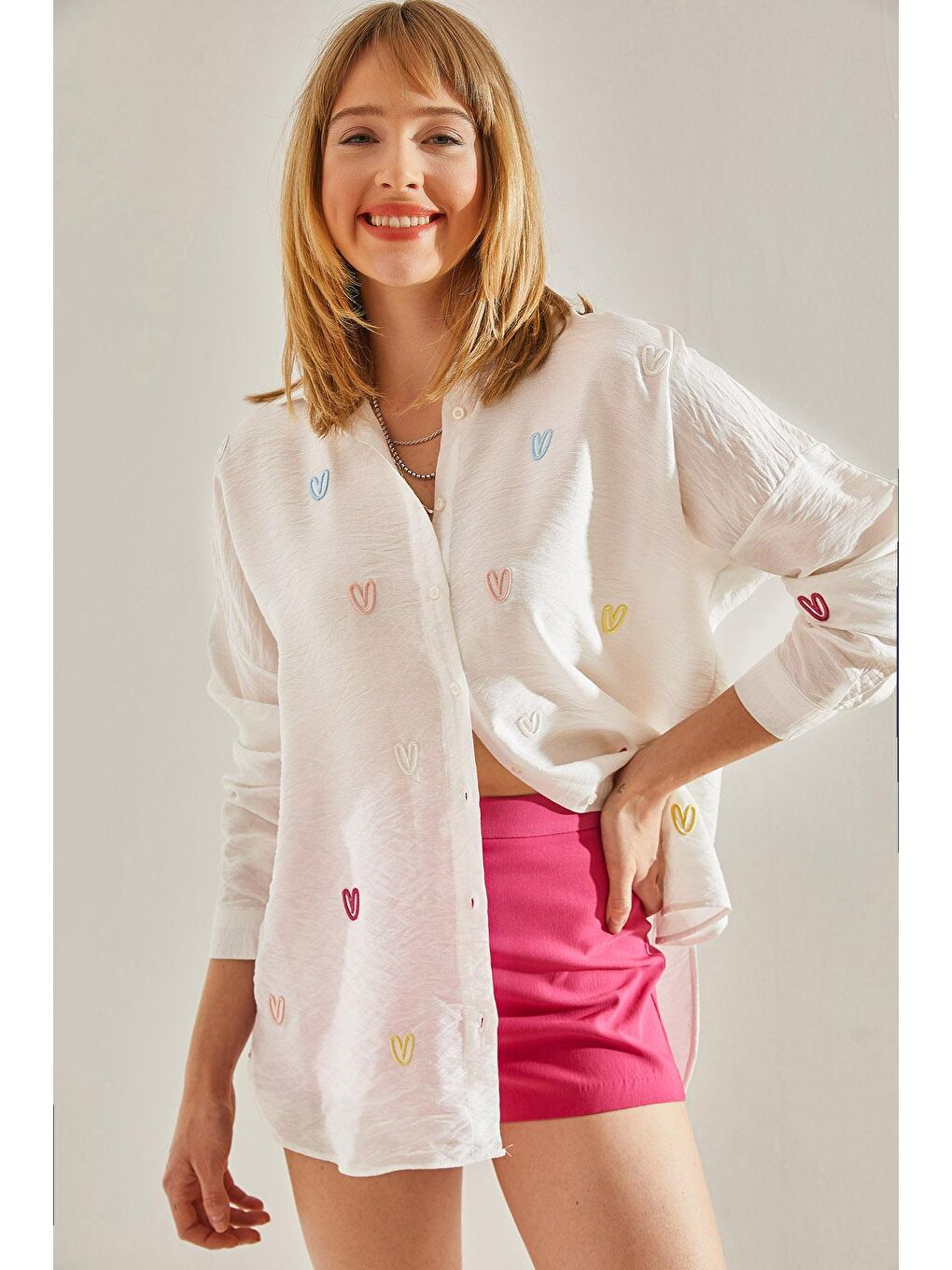 Beyaz Kadın Keten Airobin Kalp İşlemeli Oversize Düşük Omuz Gömlek