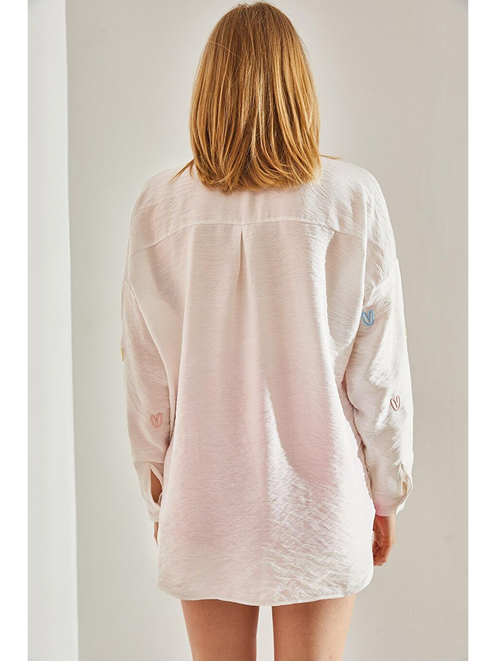 Beyaz Kadın Keten Airobin Kalp İşlemeli Oversize Düşük Omuz Gömlek-3