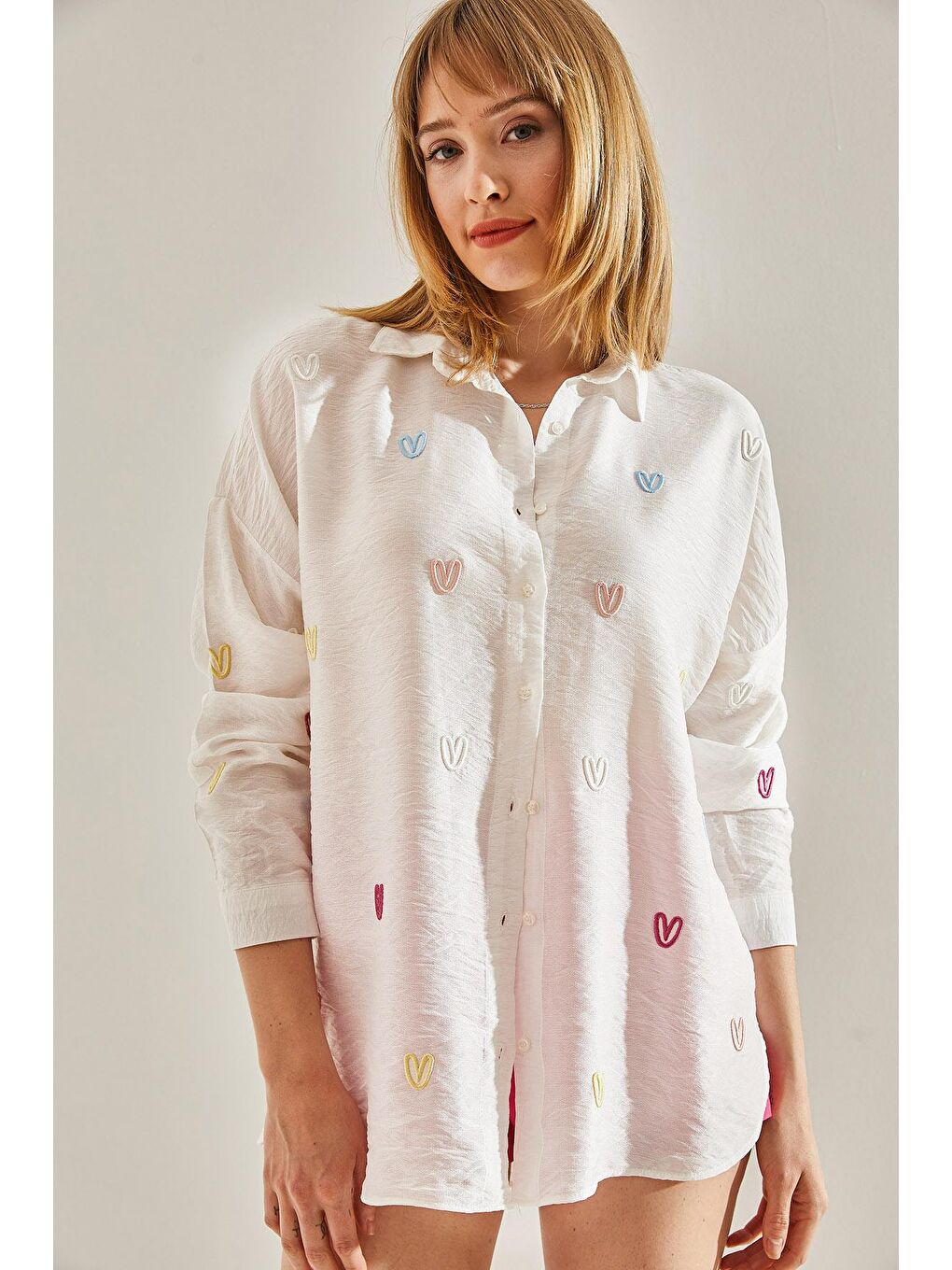 Beyaz Kadın Keten Airobin Kalp İşlemeli Oversize Düşük Omuz Gömlek-4