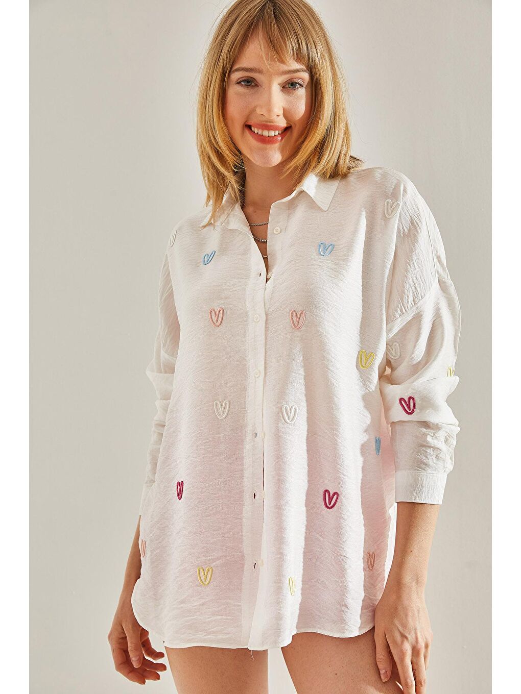 Beyaz Kadın Keten Airobin Kalp İşlemeli Oversize Düşük Omuz Gömlek-5