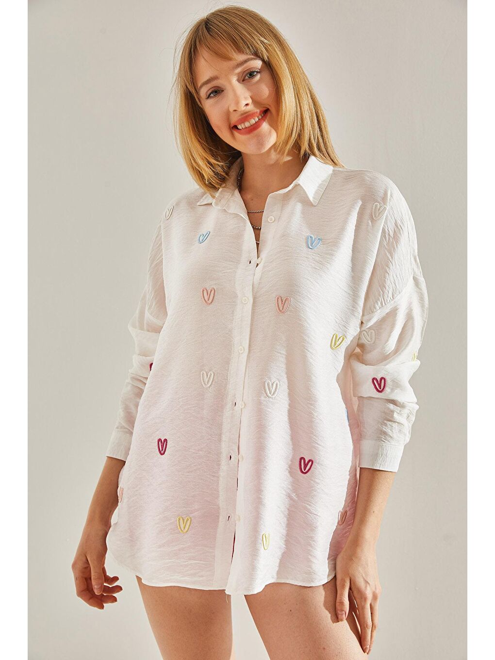 Beyaz Kadın Keten Airobin Kalp İşlemeli Oversize Düşük Omuz Gömlek-6