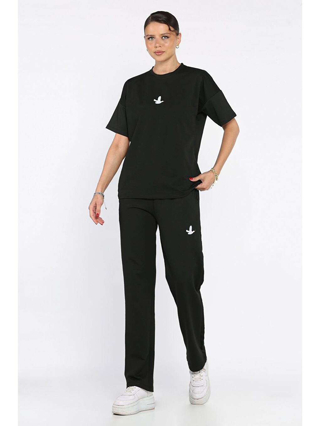 Siyah Kadın Nakış Detaylı Bisiklet Yaka Tişört Pantolon İkili Takım-1