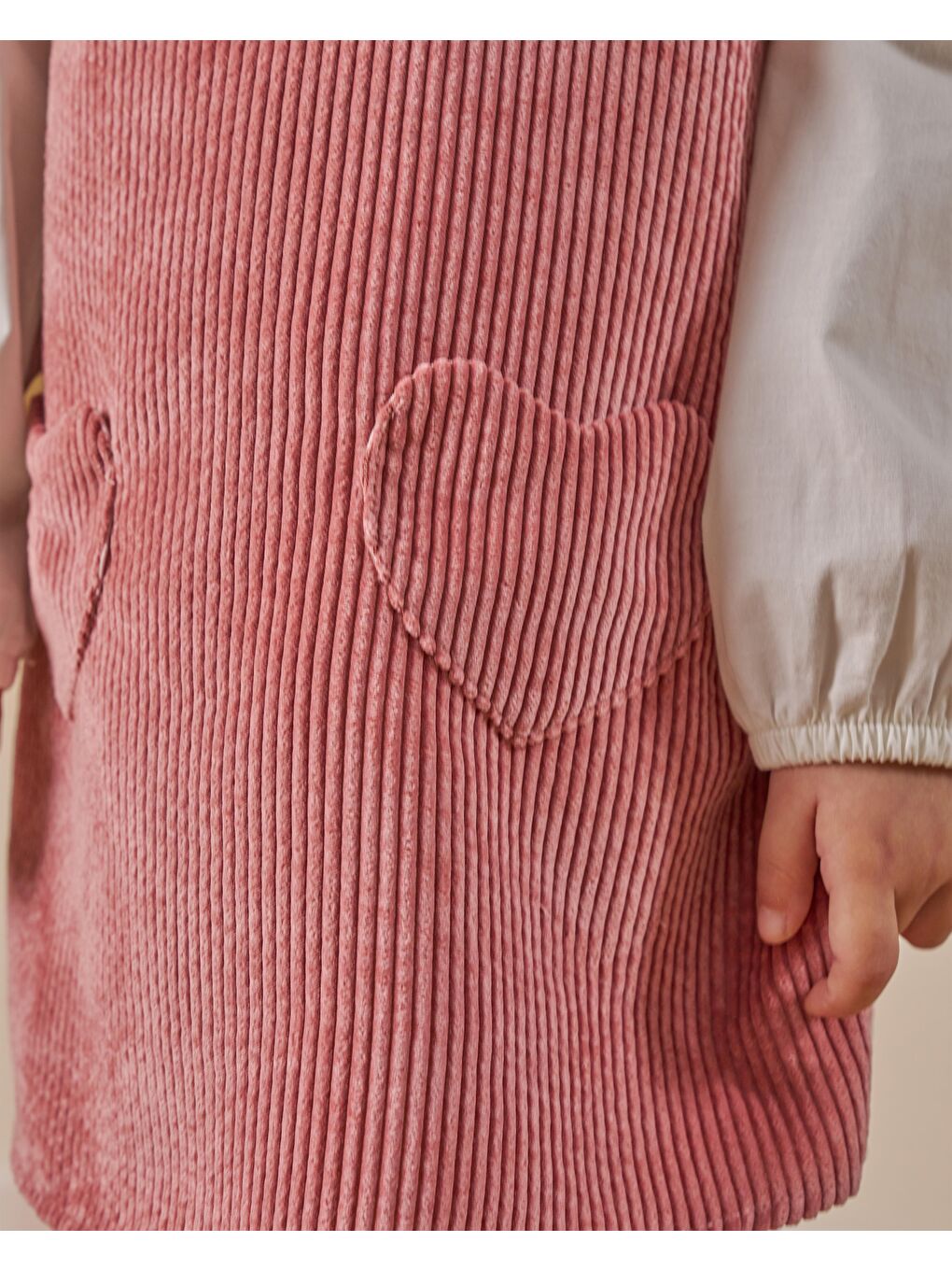 Kız Çocuk Pamuklu Pembe Ekru Fırfır Yaka Jile Elbise Takım - Kalp Cep Detaylı Uzun Kollu Bluzlu-4