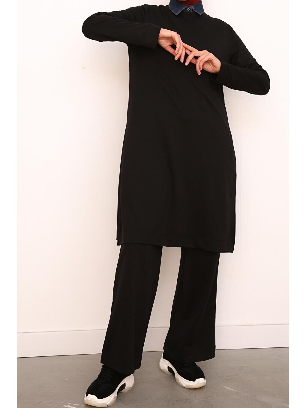 Siyah Yanları Yırtmaçlı Pantolonlu Takım