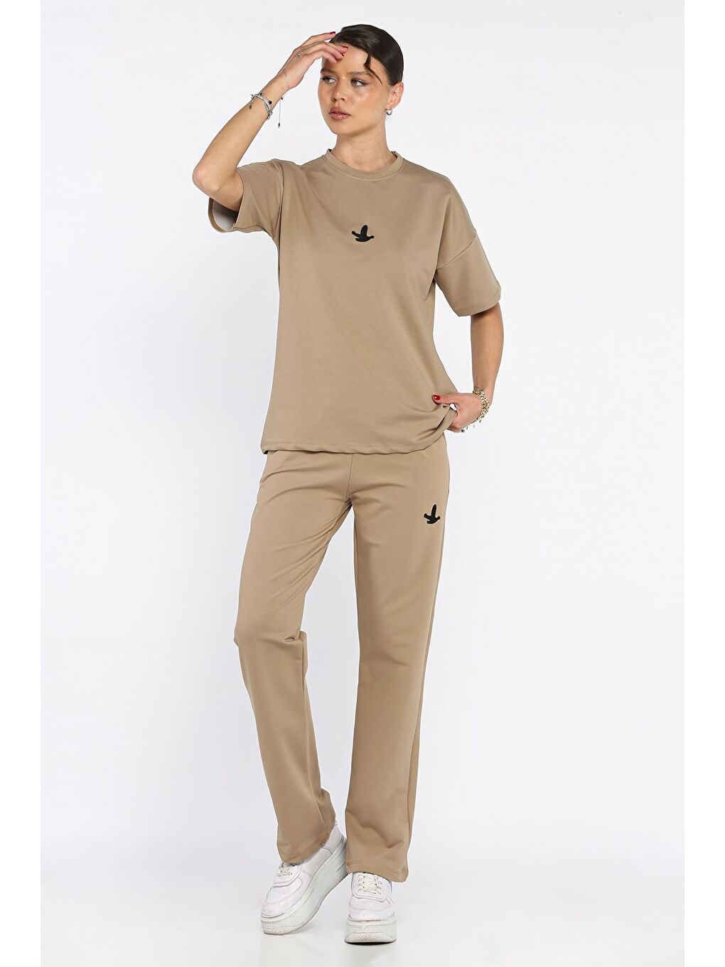 Bej Kadın Nakış Detaylı Bisiklet Yaka Tişört Pantolon İkili Takım-1