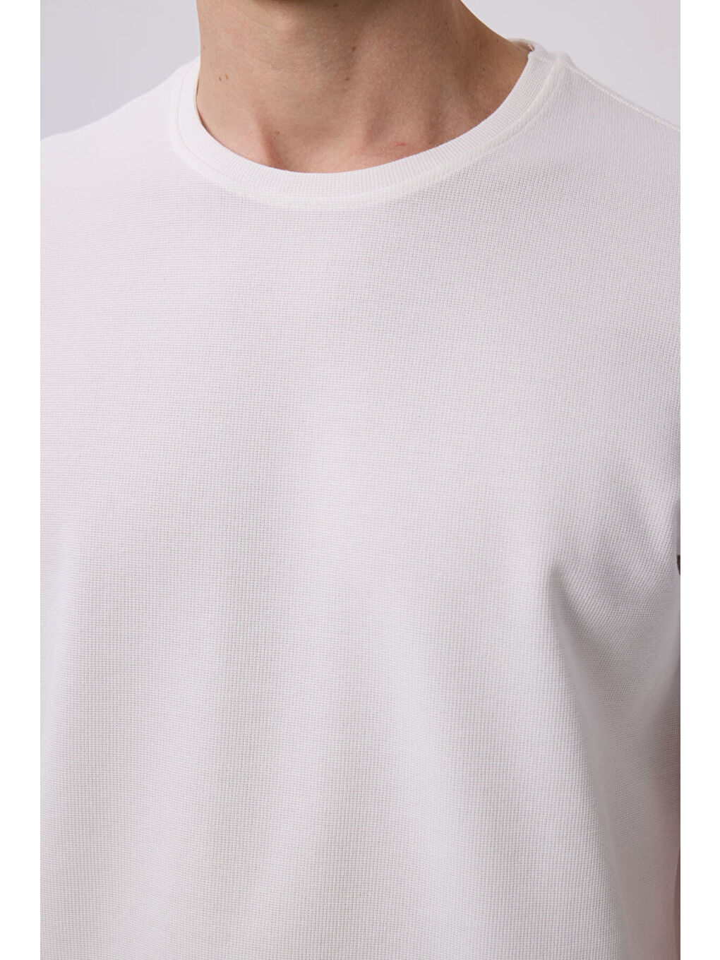 Ekru Yüzeyi Dokulu Rahat Form Basic Erkek Tişört - 88436-1