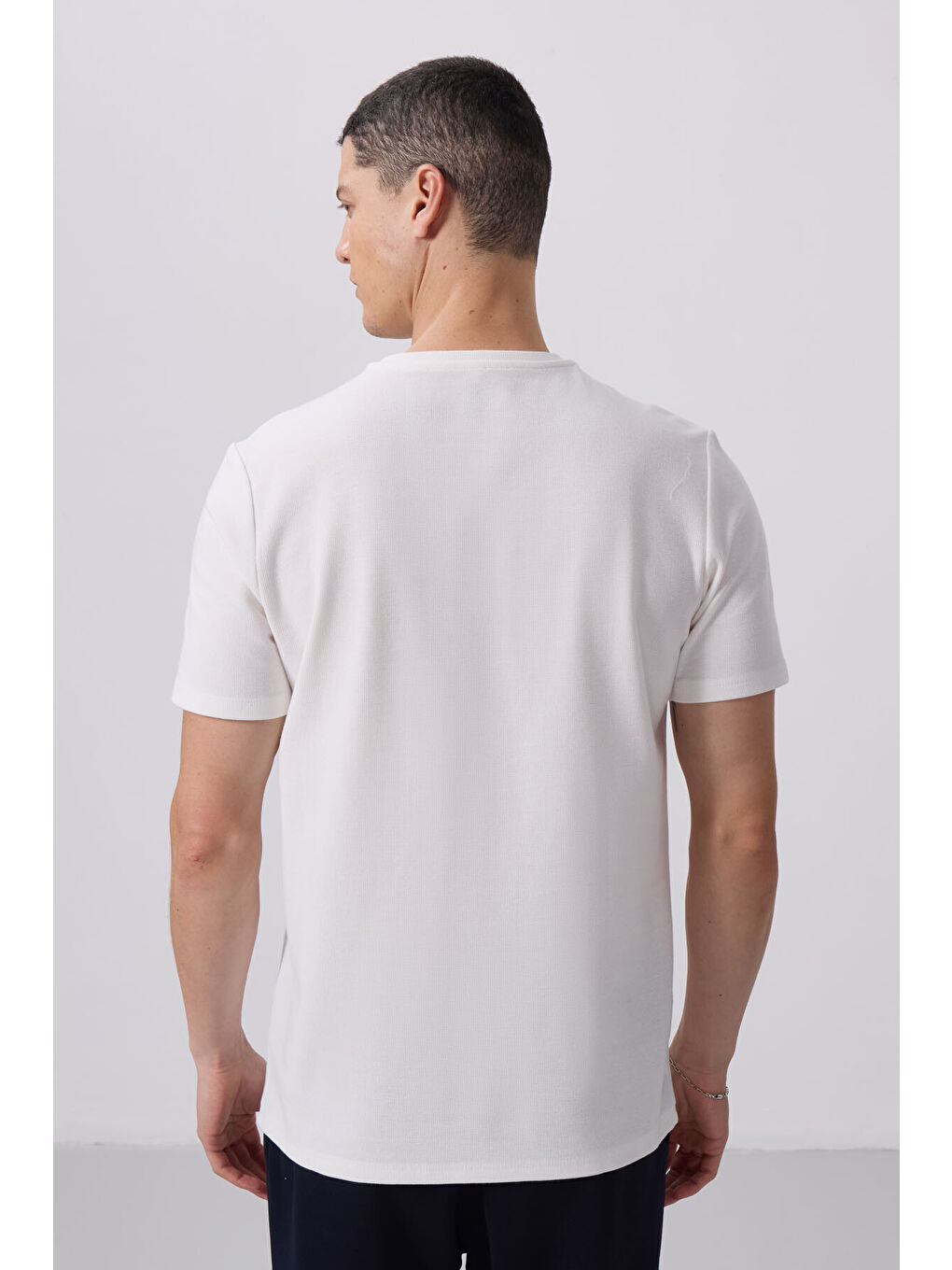 Ekru Yüzeyi Dokulu Rahat Form Basic Erkek Tişört - 88436-4