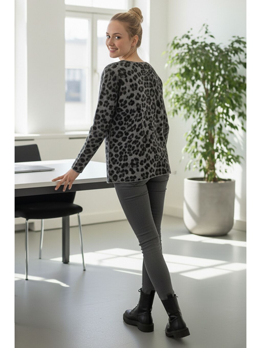 İtalyan Gri V Yaka Uzun Kol Leopar Desenli İnce Casual Oversize Triko Bluz 64 54-3