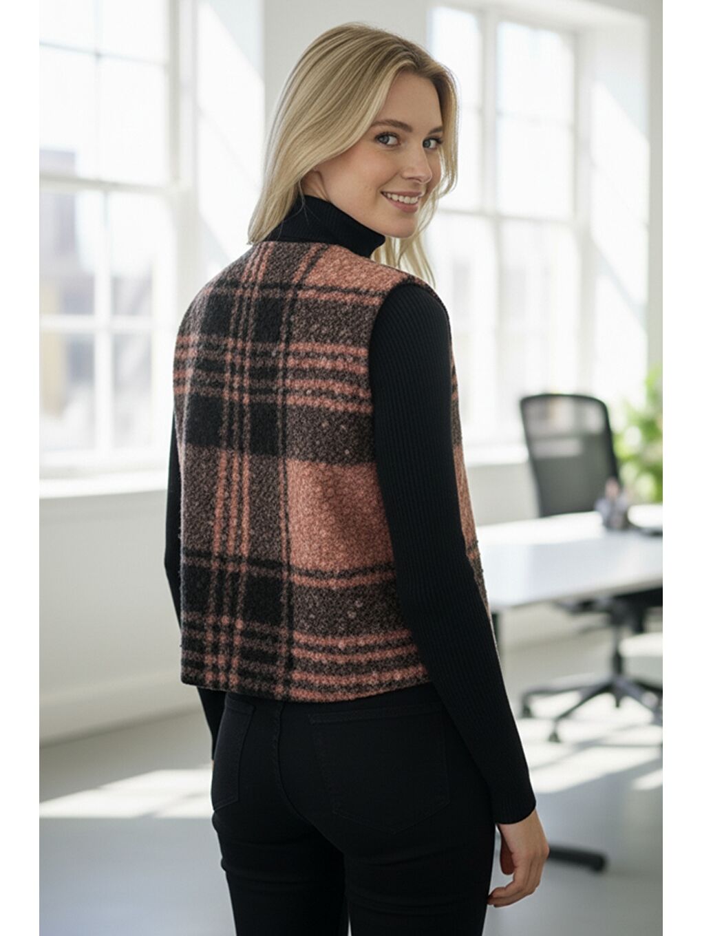 İtalyan Siyah-Pembe V Yaka Kolsuz Ekose Kapamasız Kalın Casual Akrilik Dokuma Yelek 64 54-1