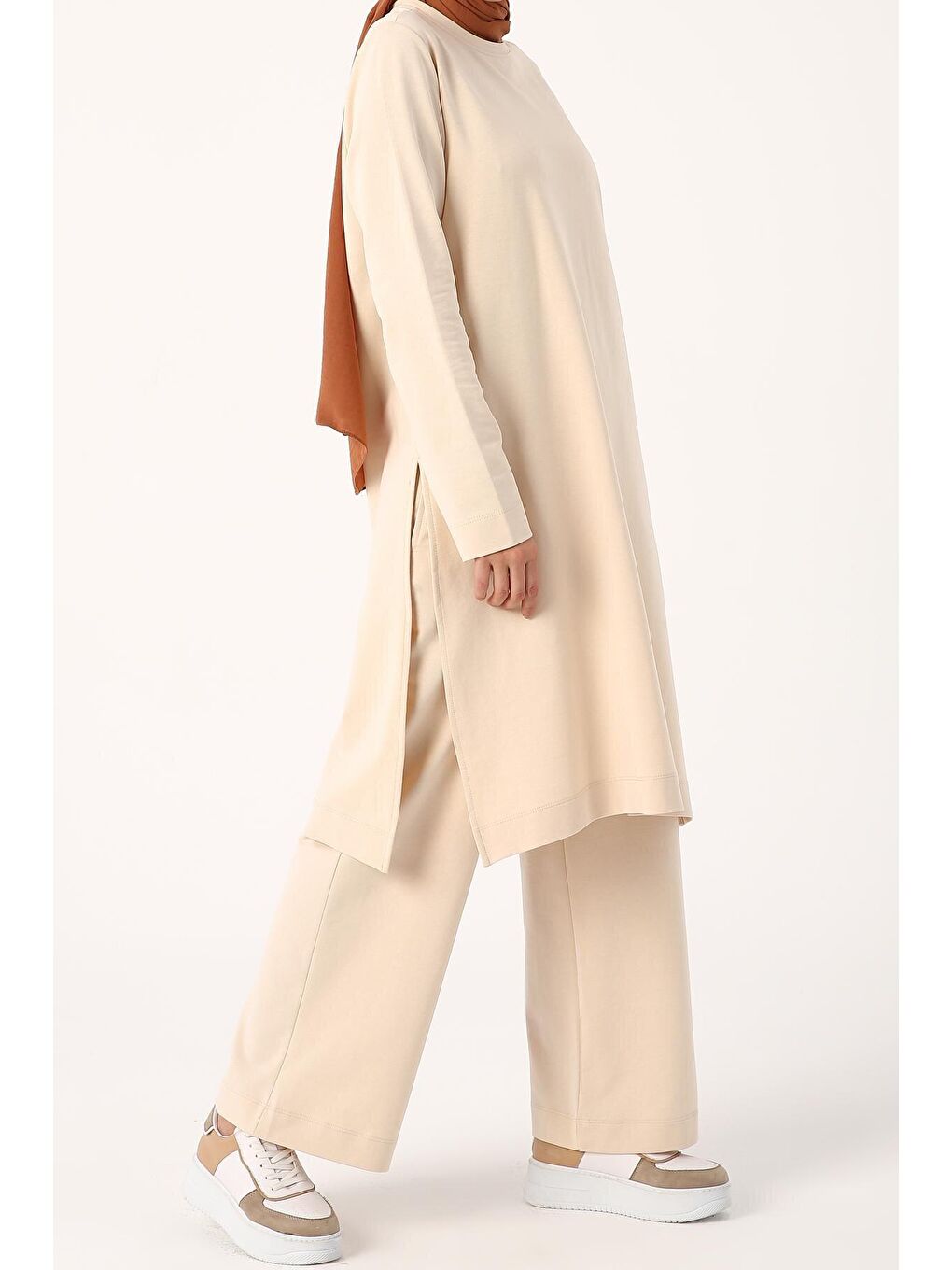 Yeni Bej Yanları Yırtmaçlı Pantolonlu Cepli Takım-2