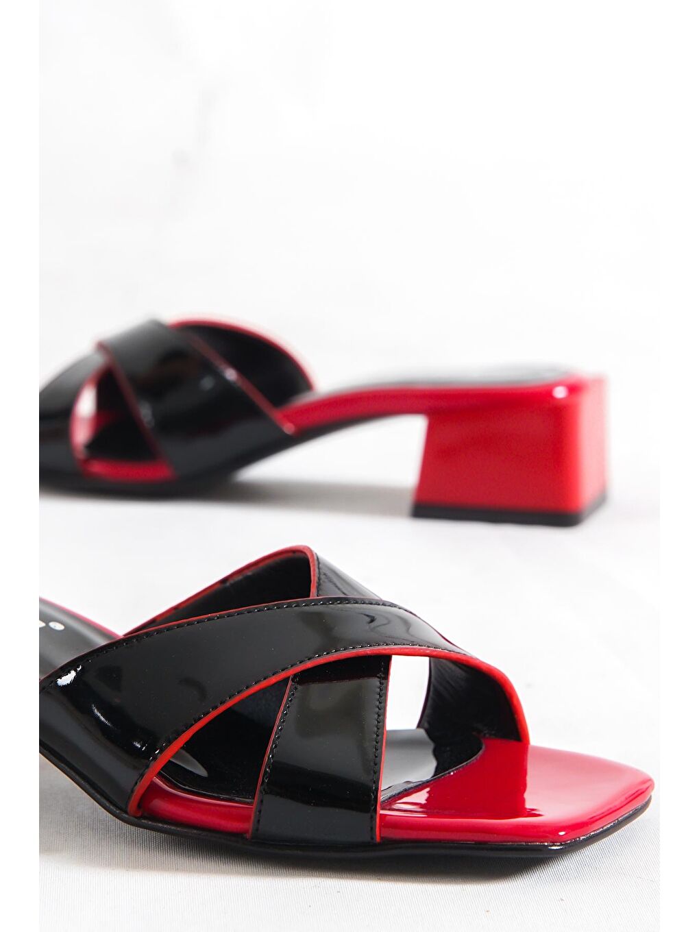 Siyah Cristina Rugan Çapraz Bantlı Orta Topuklu Kadın Terlik-3