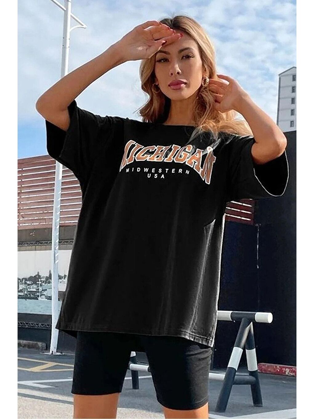 Kadın Siyah Oversize Michigan Baskılı Tişört-3