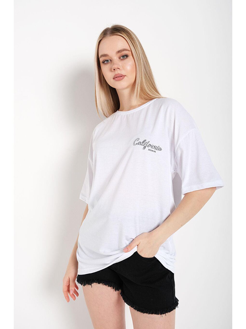 Kadın Beyaz Oversize California Baskılı Tişört-1