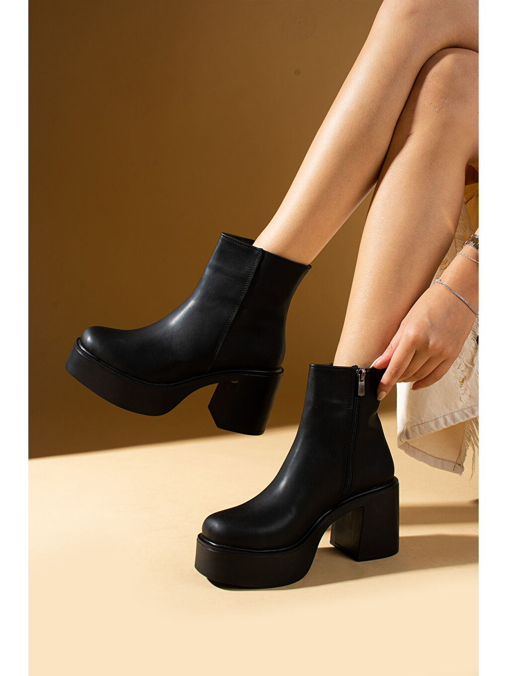 Siyah Platform Topuklu Fermuarlı Rahat Kalıp Kadın Bot 59-2500-24Cilt