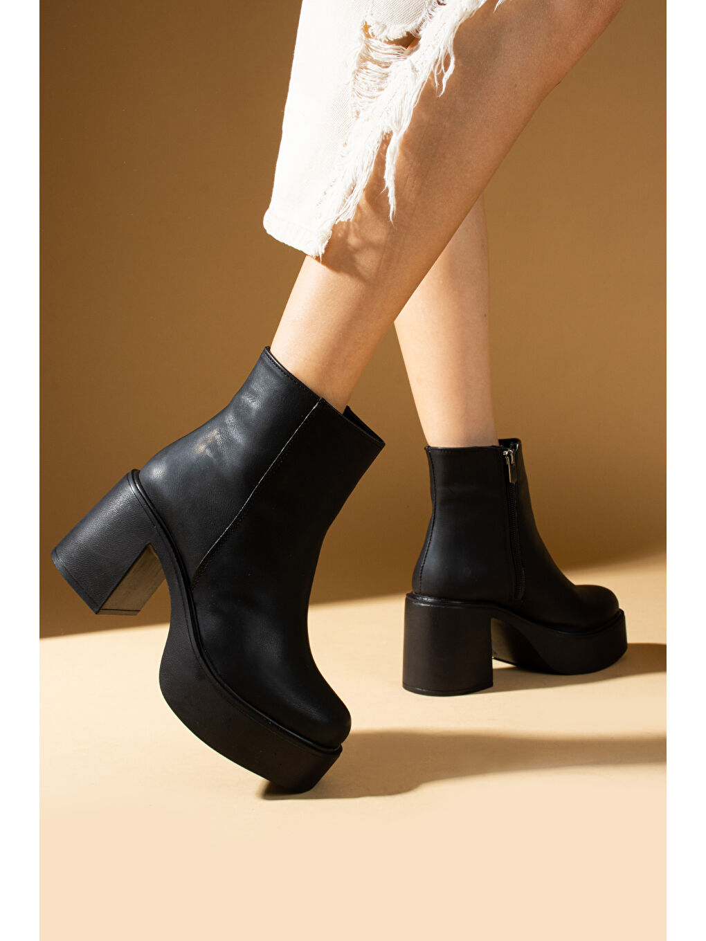Siyah Platform Topuklu Fermuarlı Rahat Kalıp Kadın Bot 59-2500-24Cilt-1
