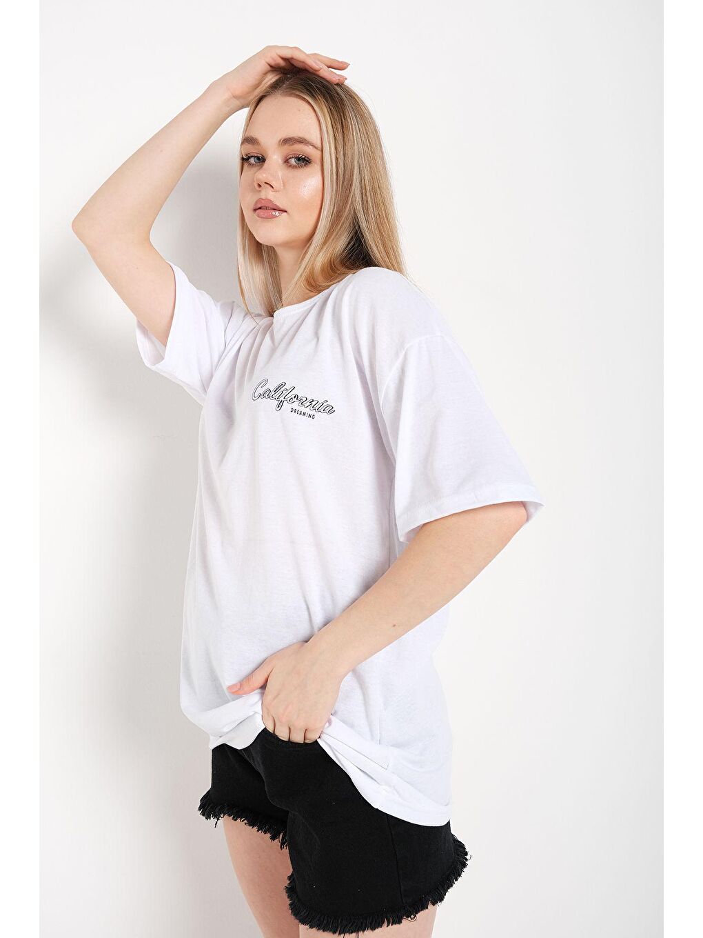 Kadın Beyaz Oversize California Baskılı Tişört-3