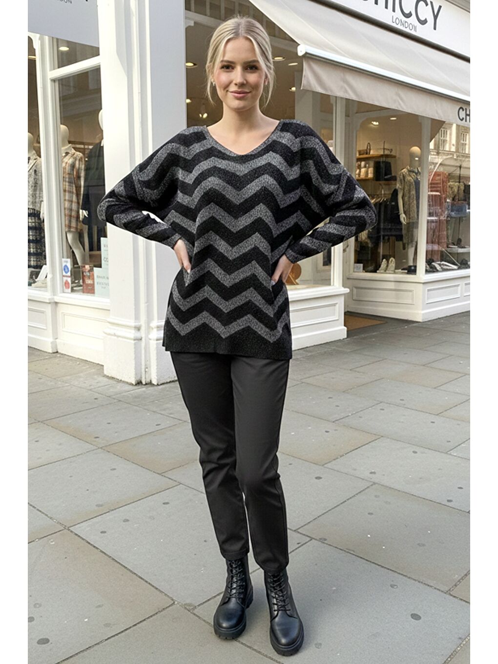 Siyah-Gri V Yaka Uzun Kol Zigzag Desenli Yırtmaçlı Simli Arkası Uzun Oversize Triko Kazak 73 70-1