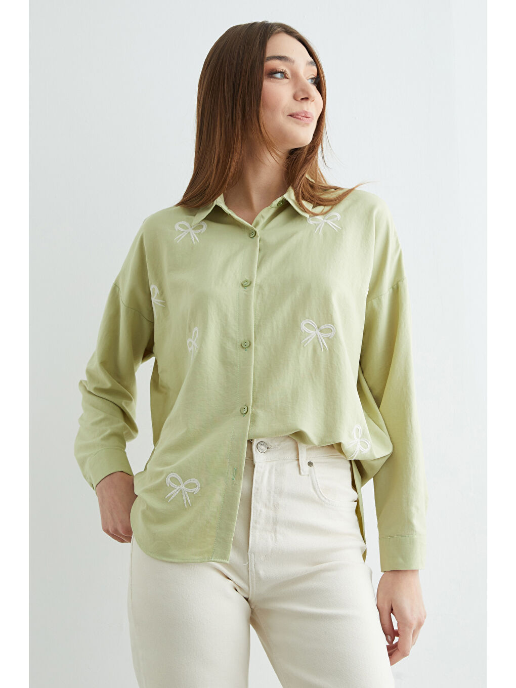 Yeşil Fiyonk Nakışlı Oversize Gömlek-1