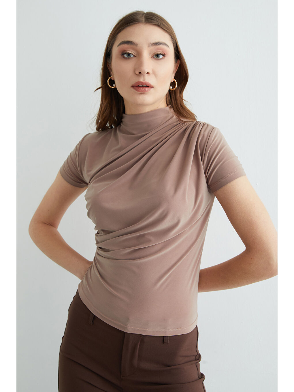 Bej Drapeli Dik Yaka Bluz-1