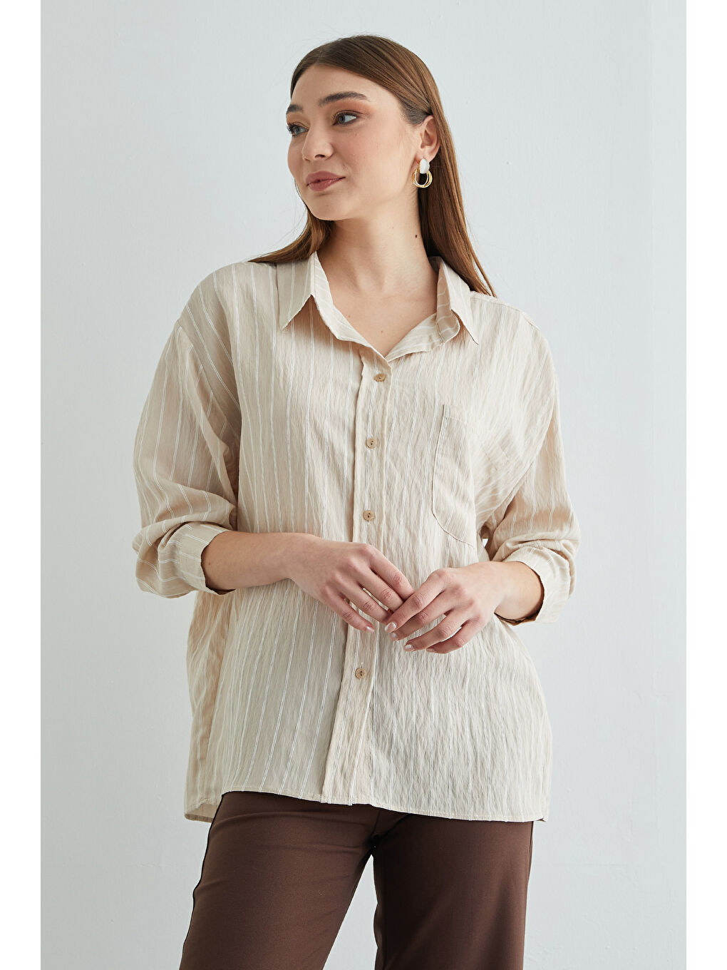 Bej Çizgili Krep Kumaş Tek Cepli Arkası Uzun Salaş Gömlek